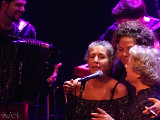 Ματούλα Ζαμάνη, Νένα Μεντή και Τάνια Τσανακλίδου στο Σταυρό του Νότου Club