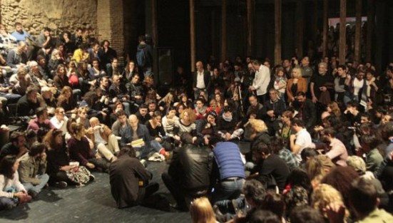 Συγκέντρωση των καλλιτεχνών στο Θέατρο Σφενδόνη