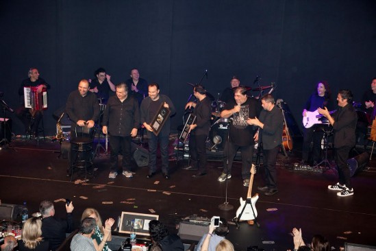 Κώστας Μακεδόνας - απονομή πλατινένιου Δίσκου στο Anodos live stage