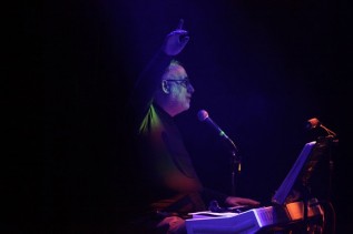 Θάνος Μικρούτσικος