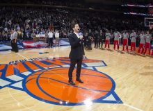 Ο Γιώργος Περρής τραγουδάει τον  Αμερικανικό Εθνικό Ύμνo στο Εμβληματικό Madison Square Garden της Νέας Υόρκης 