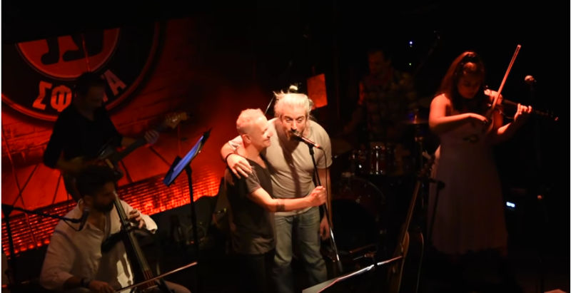 Γιάννης Χαρούλης με τον Χρήστο Θηβαίο και τους String Demons