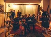 Δείτε το νέο Live Video Session του Διονύση Φαρμάκη με τίτλο "Κοίταξε το αύριο"