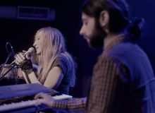 Ακούστε το νέο single των Playground Theory με τίτλο "Woman Outside"